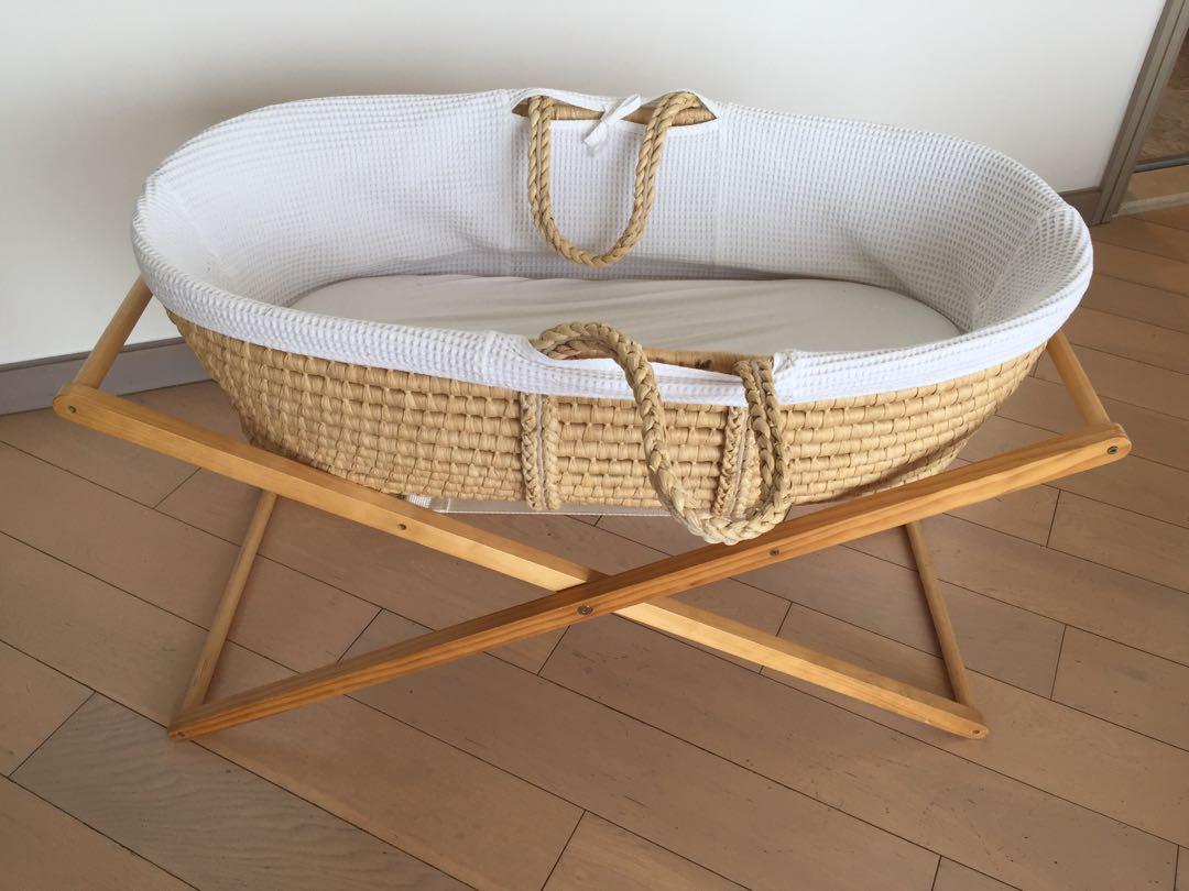 Moses basket and stand from John Lewis and 6 sheets, 兒童＆孕婦
