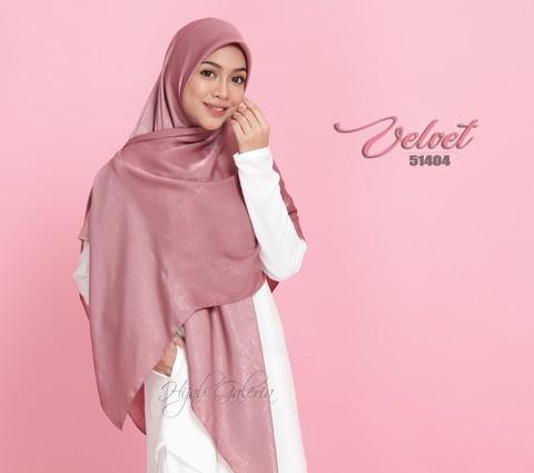 Tudung Bawal Velvet Bidang 60 Women S Fashion Muslimah Fashion On Carousell