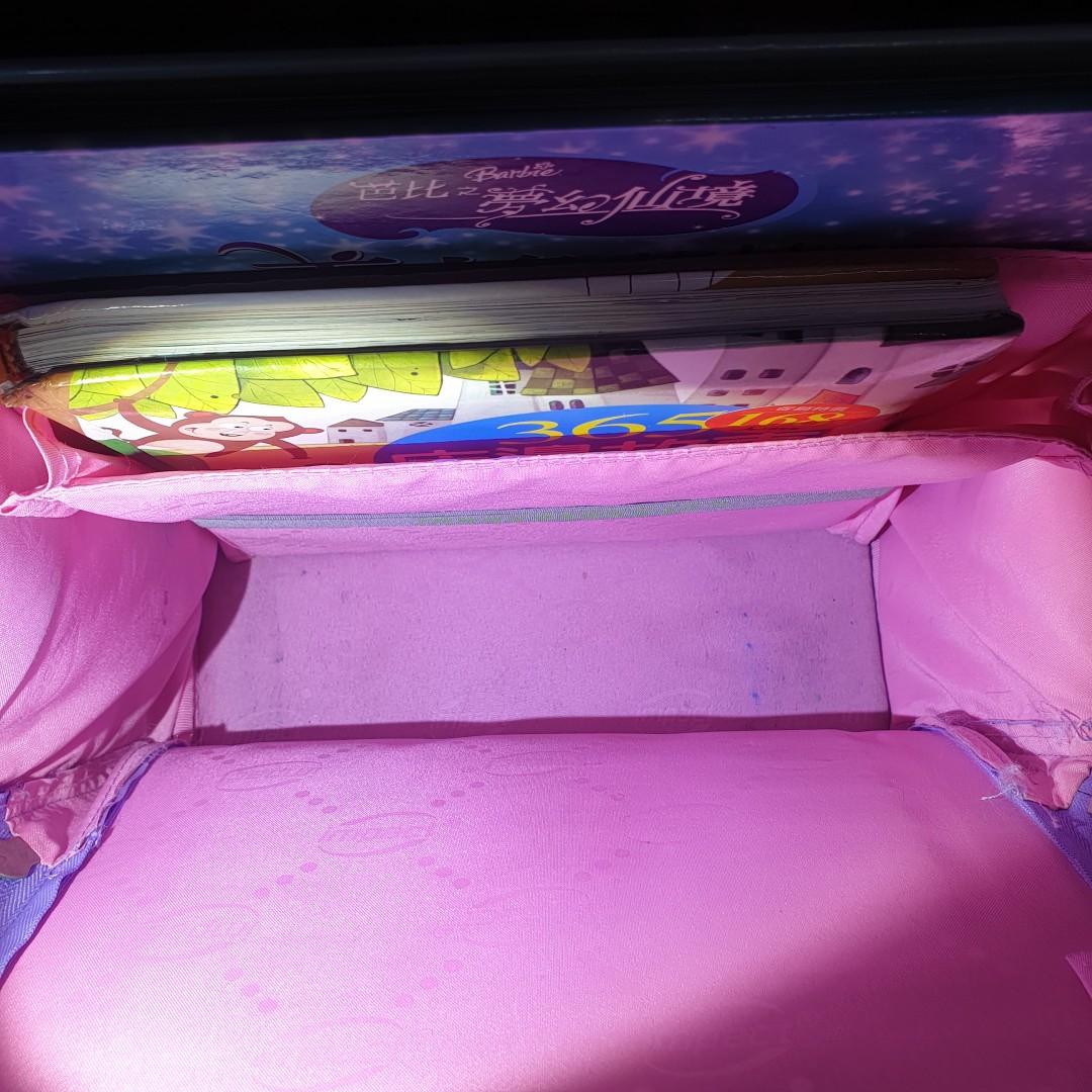 的护脊书包印上了hello kitty图案,任看了都觉得可爱紫色色调~温和