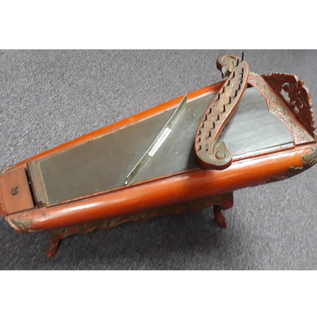 Gamelan store string instruments