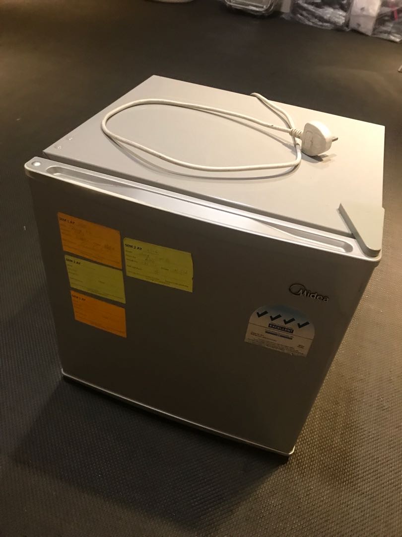 Mini Bar Fridge HS65L, TV & Home Appliances, Kitchen Appliances, Refrigerators & Freezers on