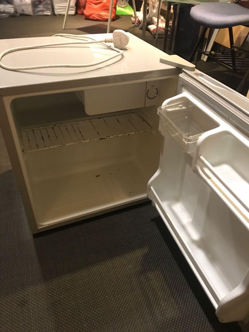 Mini Bar Fridge HS65L, TV & Home Appliances, Kitchen Appliances, Refrigerators & Freezers on