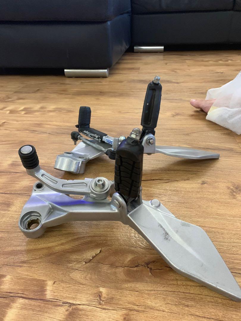 Ktm duke 200 original footrest, Motorcycles, Motorcycle Accessories on