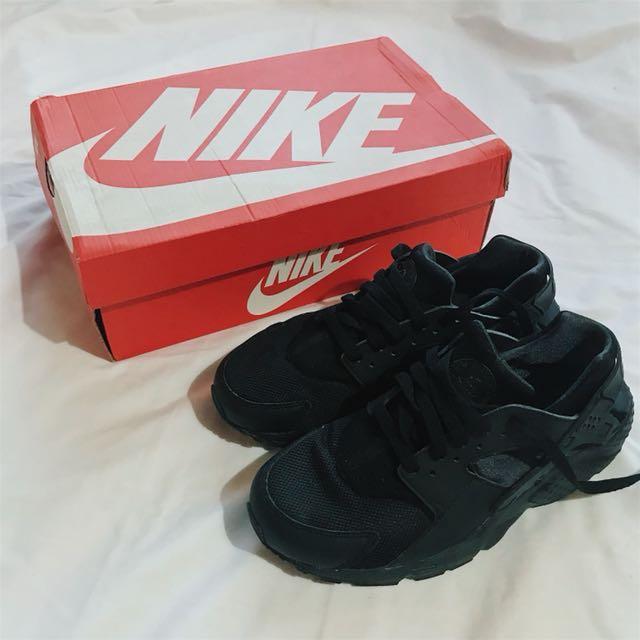 Women store black hurache