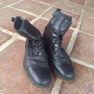 Kenneth Cole Black Boots