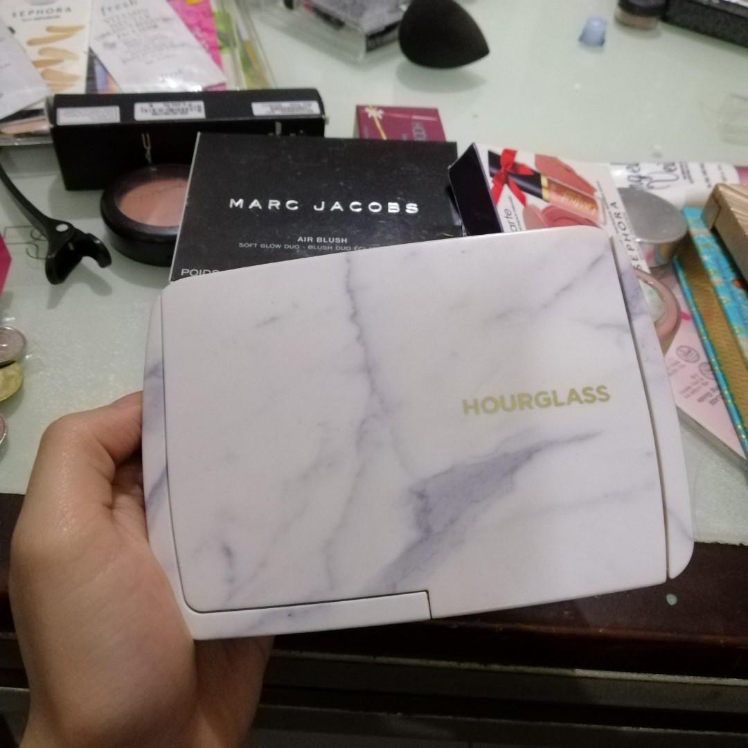 Hourglass Ambient Lighting Palette (Category: Makeup) located in Manila. Submitted by makeup_declutters (Listing ID 209430478, Image 1). Description: Bought for 6k.