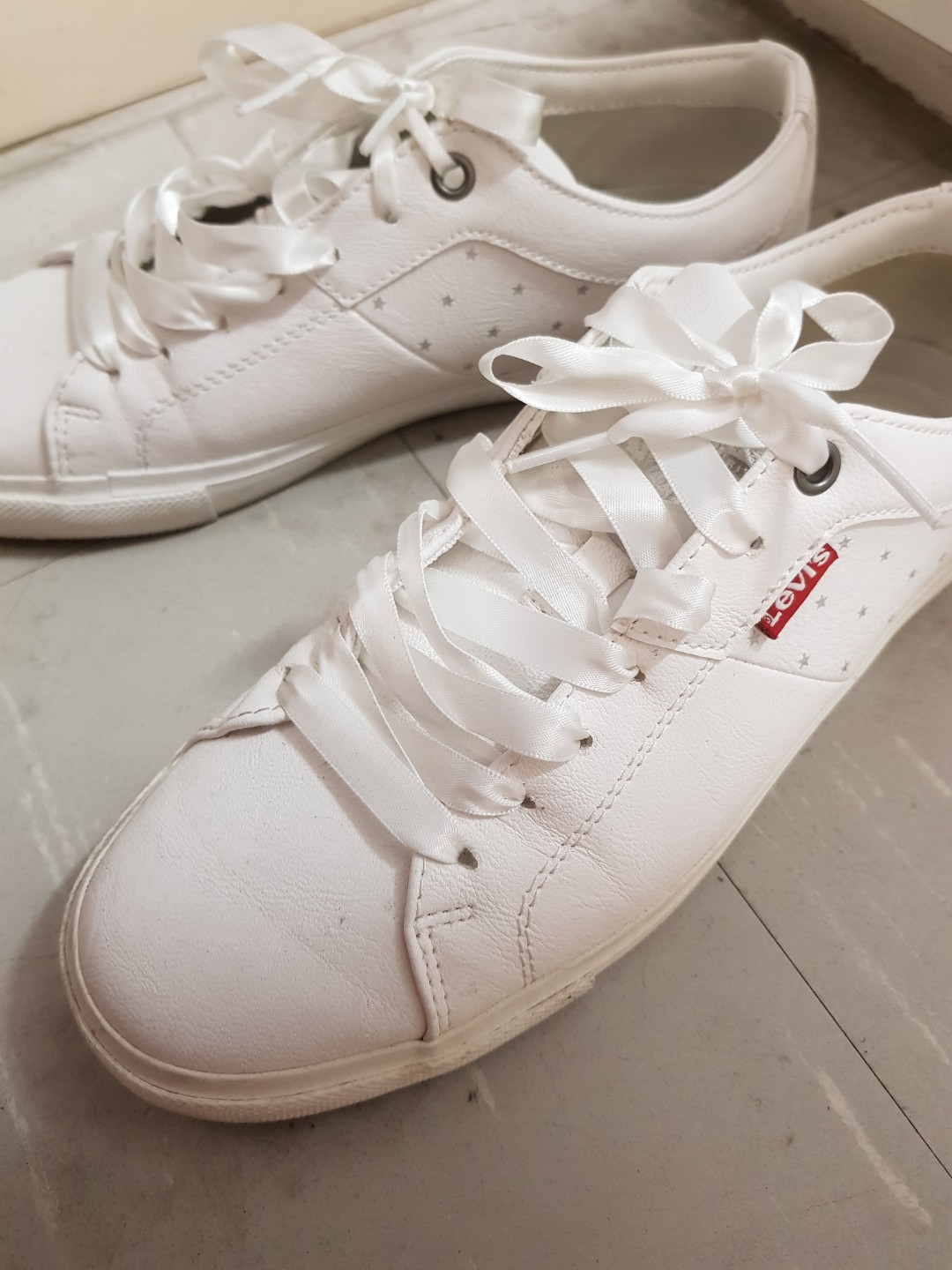 levis white sneakers