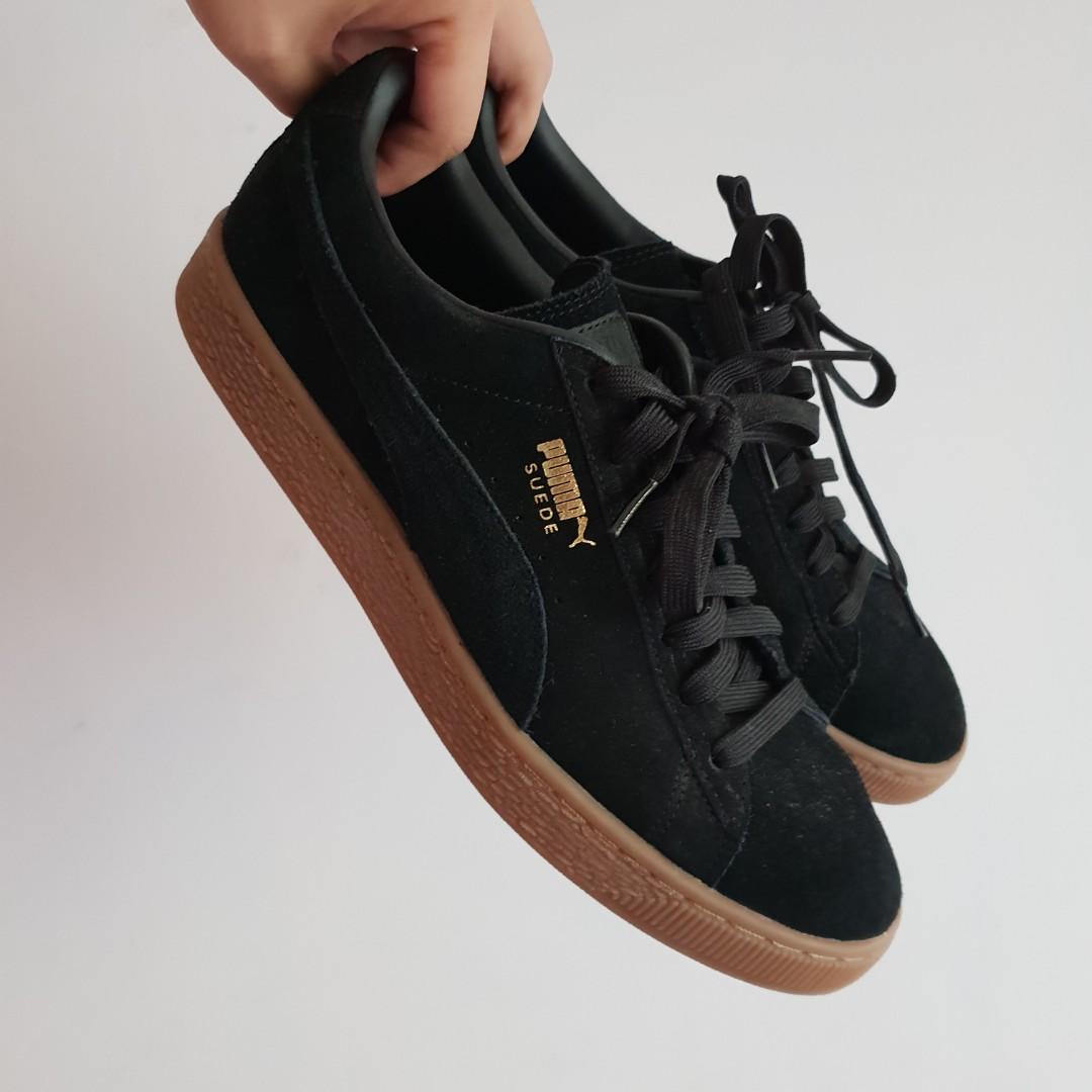 puma suede classic trainers with gum sole in black