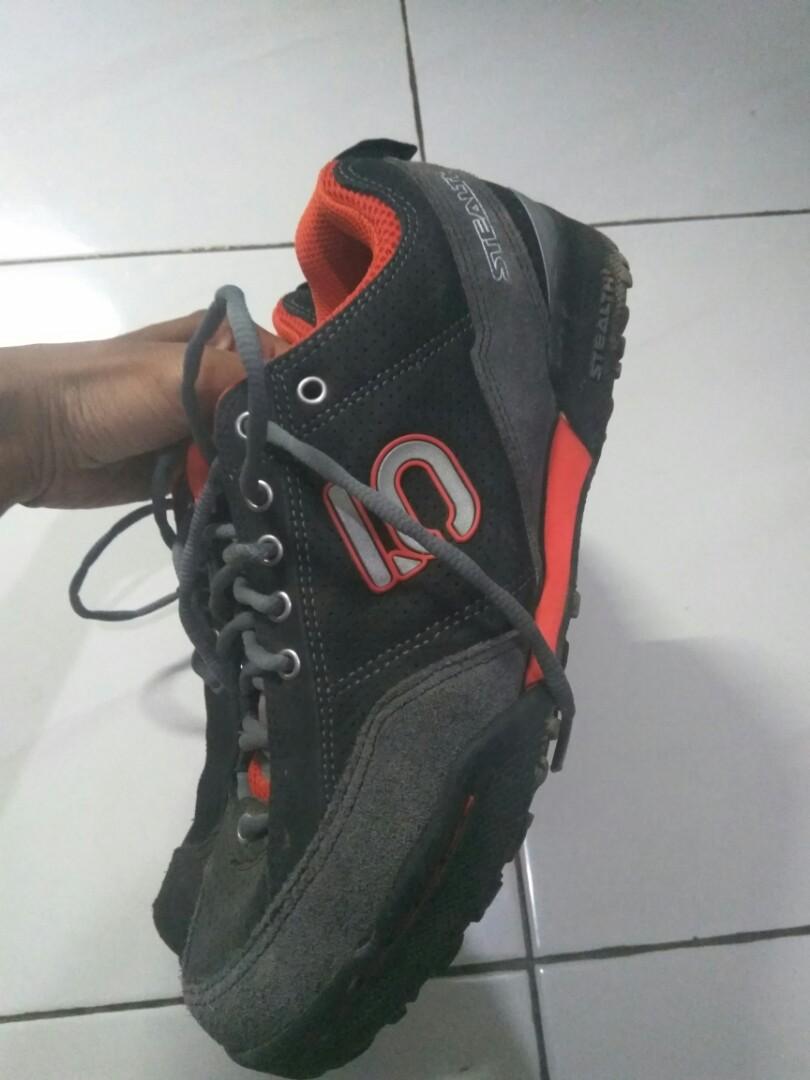Nego Sepatu Sepeda Five Ten Stealth Size 42 Olah Raga Perlengkapan Olahraga Lainnya Di Carousell