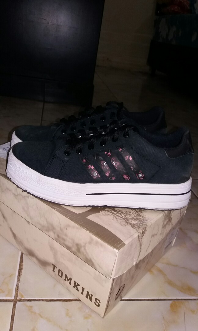 Sepatu Tomkins Hitam Fesyen Wanita Sepatu Di Carousell