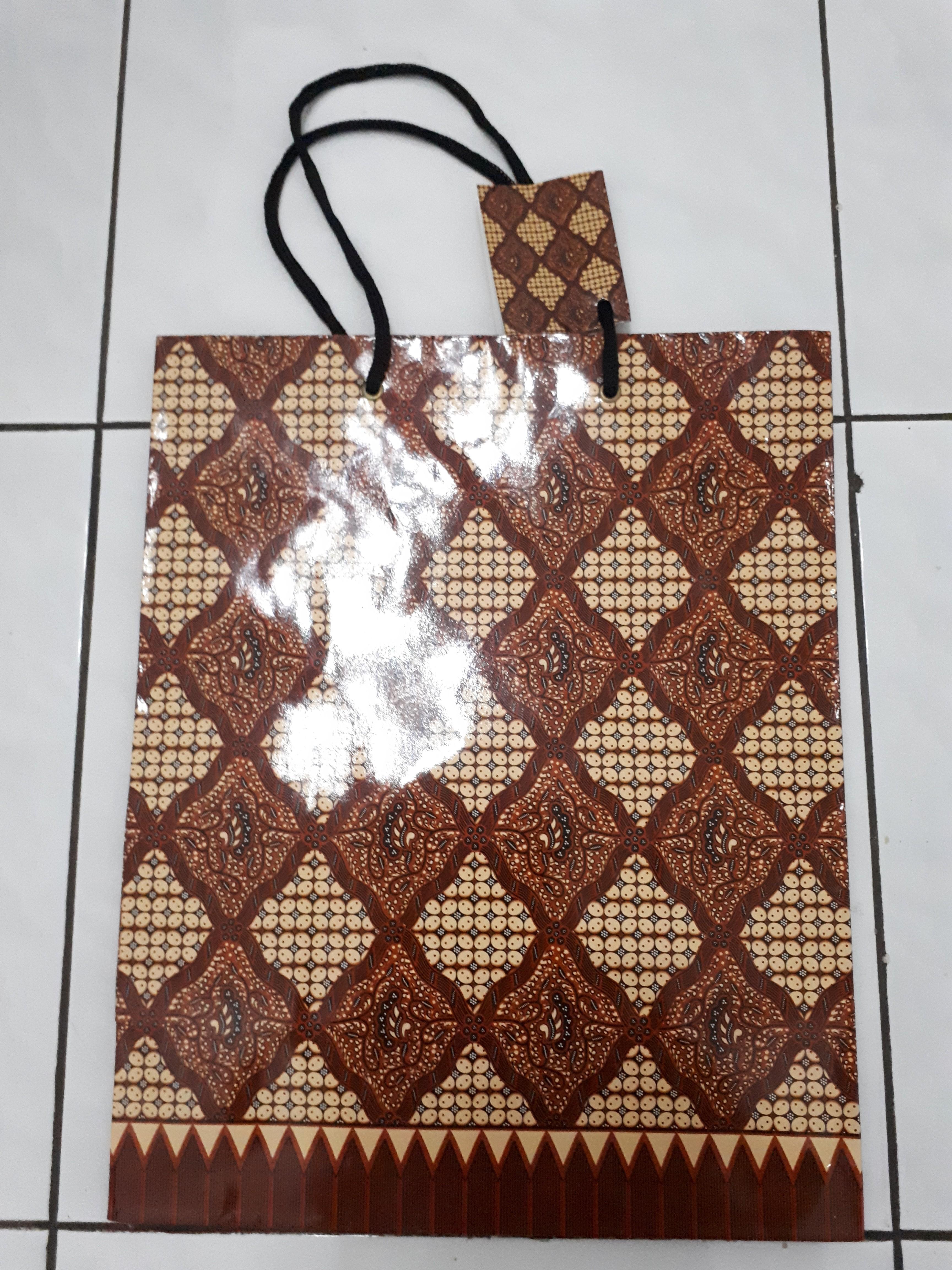 paper bag batik, Buku Alat Tulis, Majalah Lainnya di Carousell