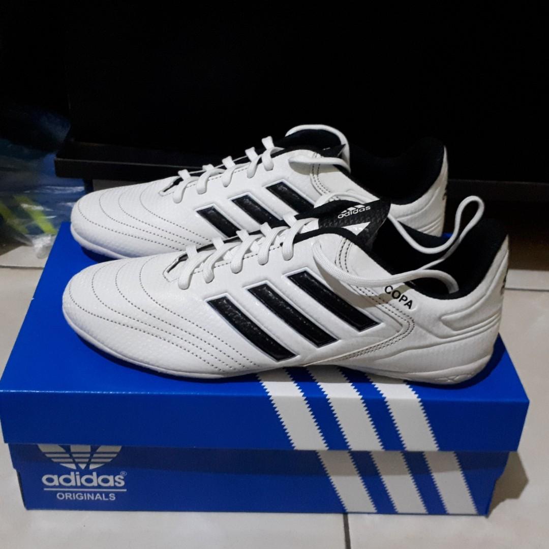 Sepatu Futsal Adidas Copa Putih Olah Raga Perlengkapan Olahraga Lainnya Di Carousell