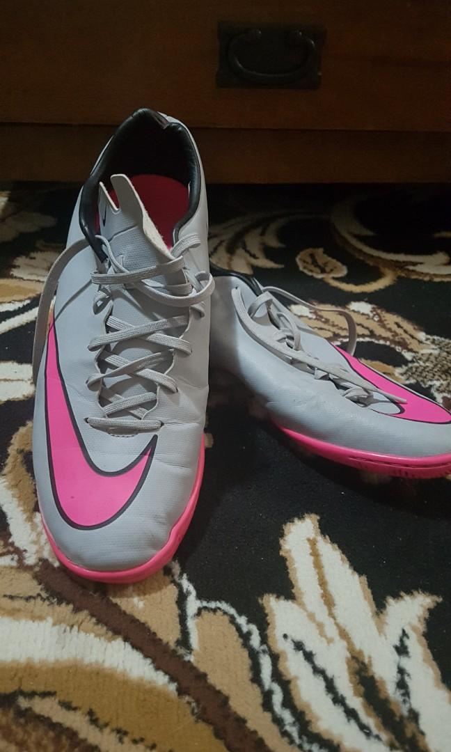 Unir Estar confundido Finalmente Nike Mercurial Victory IV IC Indoor Soccer Shoes 2015 Gray / Pink, Men's  Fashion, Footwear, Boots on Carousell