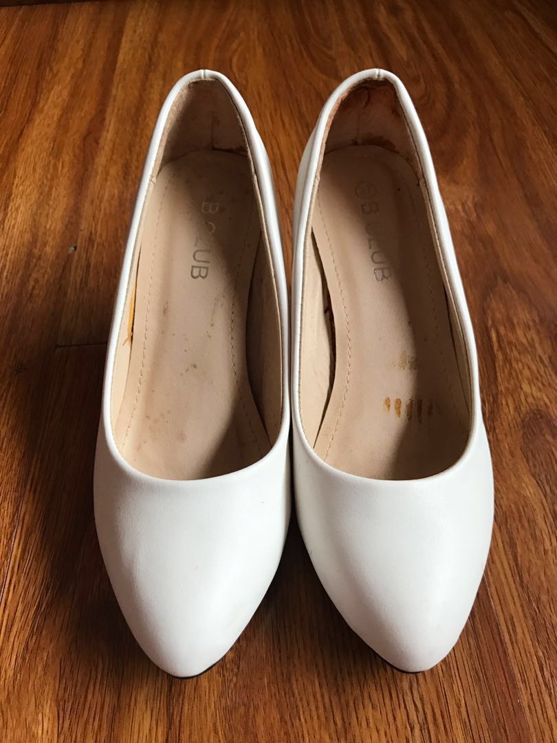 womans white pumps