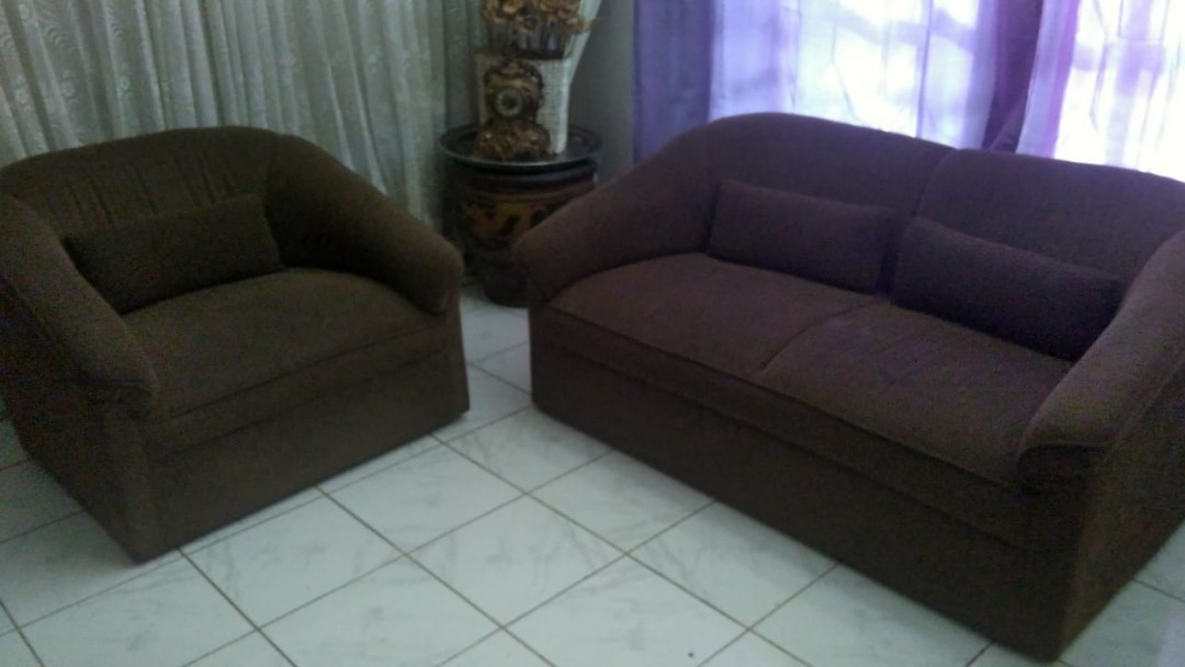 1 Set Sofa Warna Coklat Tua Perabotan Rumah On Carousell Desain ruang tamu minimalis modern dengan sofa putih dan meja coklat kayu, dinding warna putih dan jendela lebar serta tirai yang indah berwarna putih transparan. 1 set sofa warna coklat tua