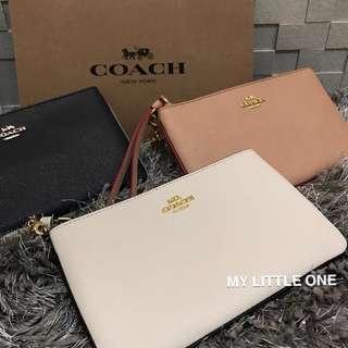 Coach 手抽袋可放大 iPhone