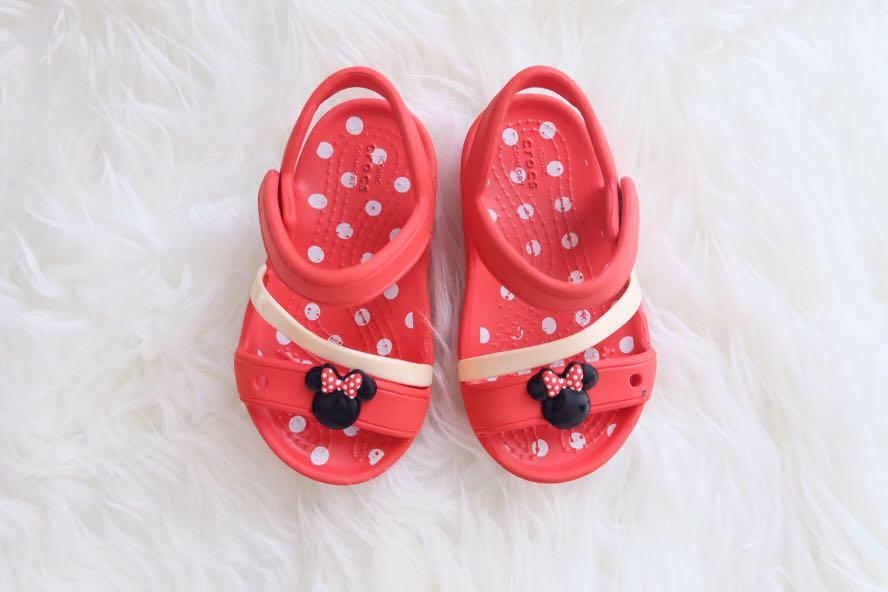 Crocs Sepatu Sandal Anak Perempuan Bayi Anak Lainnya Di Carousell