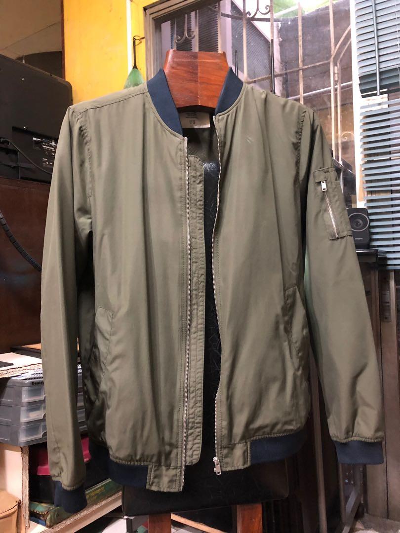 Pull and Bear Bomber Jacket (Category: Hoodies) located in Mandaluyong City. Submitted by troyeedyed (Listing ID 210403462, Image 1). Description: .