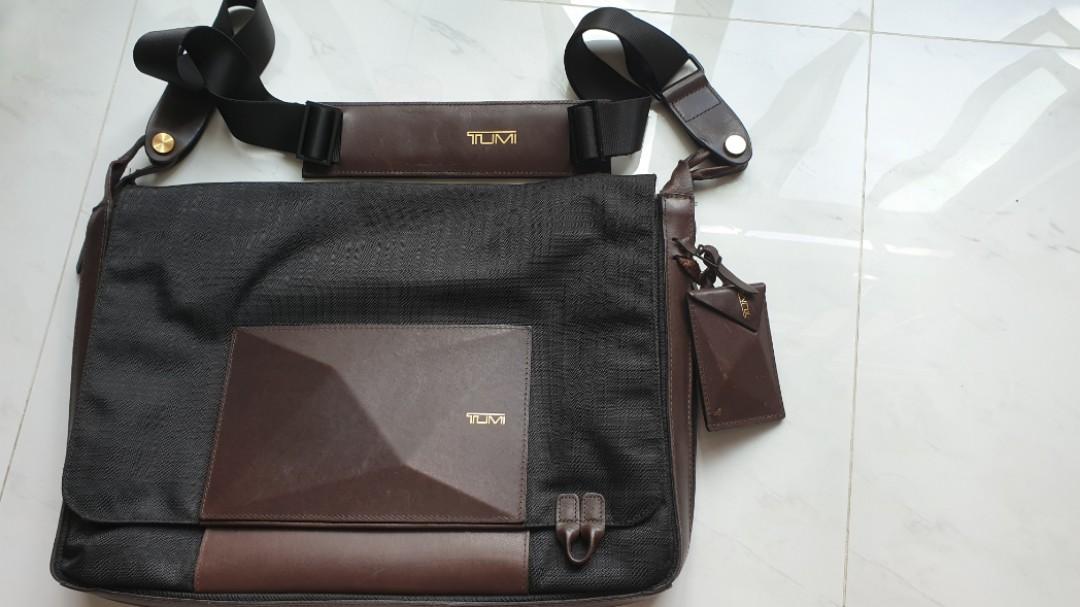tumi sling bag man
