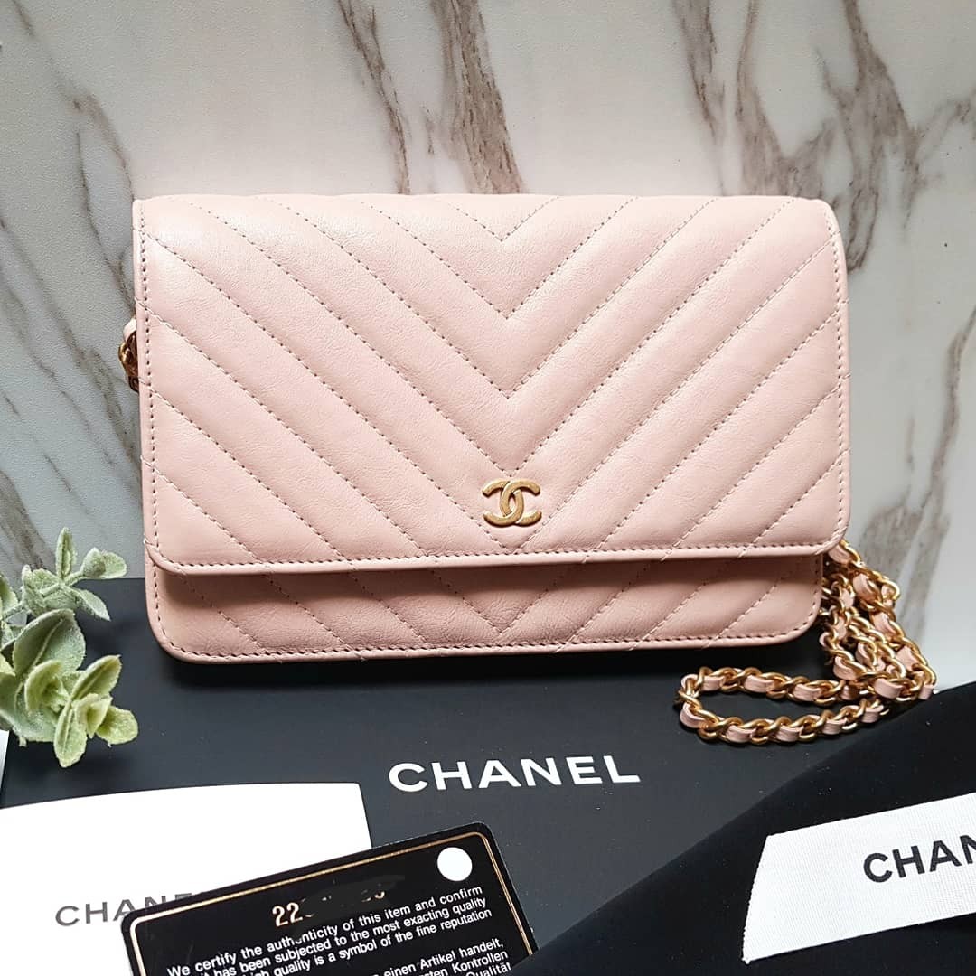 100% AUTH] Chanel 17c Pink WOC in calfskin Chevron with Antique Gold  Hardware, Luxury, Bags & Wallets on Carousell