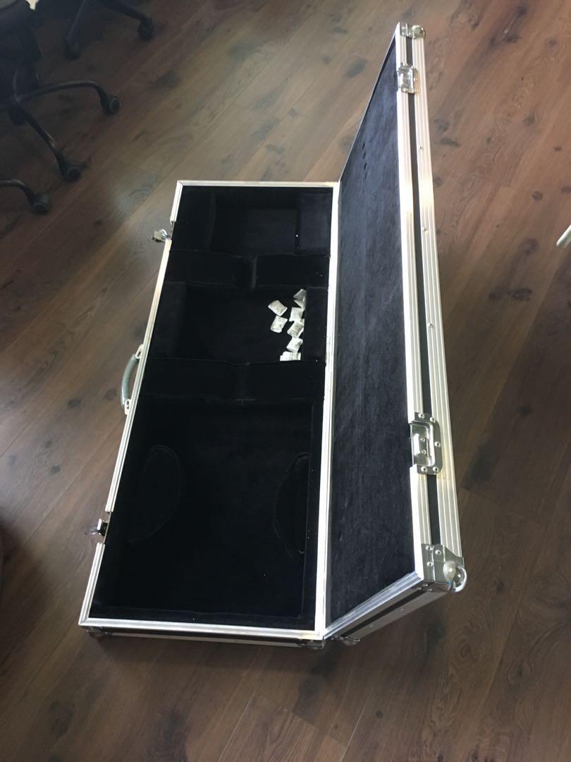 Bass guitar flight case, Hobbies & Toys, Music & Media, Musical