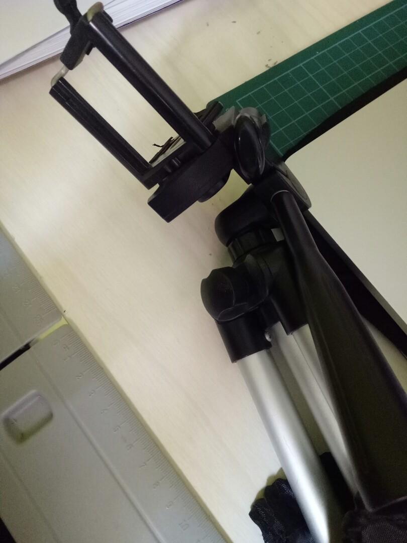 Camera Stabilizer (Category: Video Cameras) located in Singapore. Submitted by buzzneko (Listing ID 210580357, Image 1). Description: Still can use just abit loose.