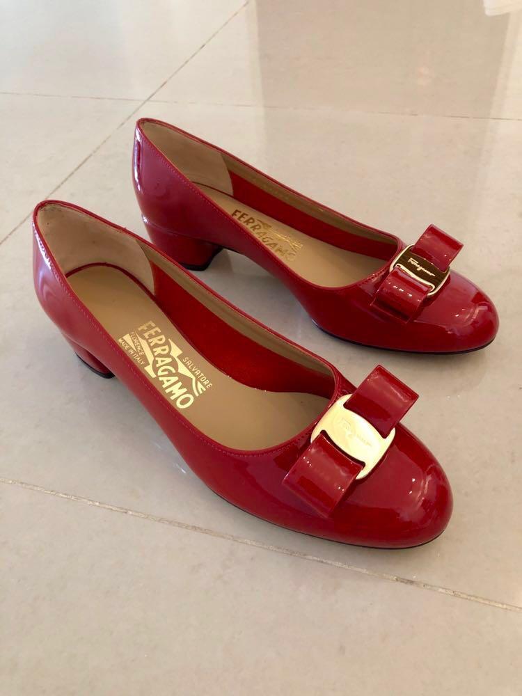 Red pumps sales round toe