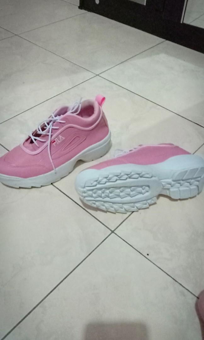 Jual Sepatu Fila Warna Pink Putih Olshop Fashion Olshop Wanita Di Carousell