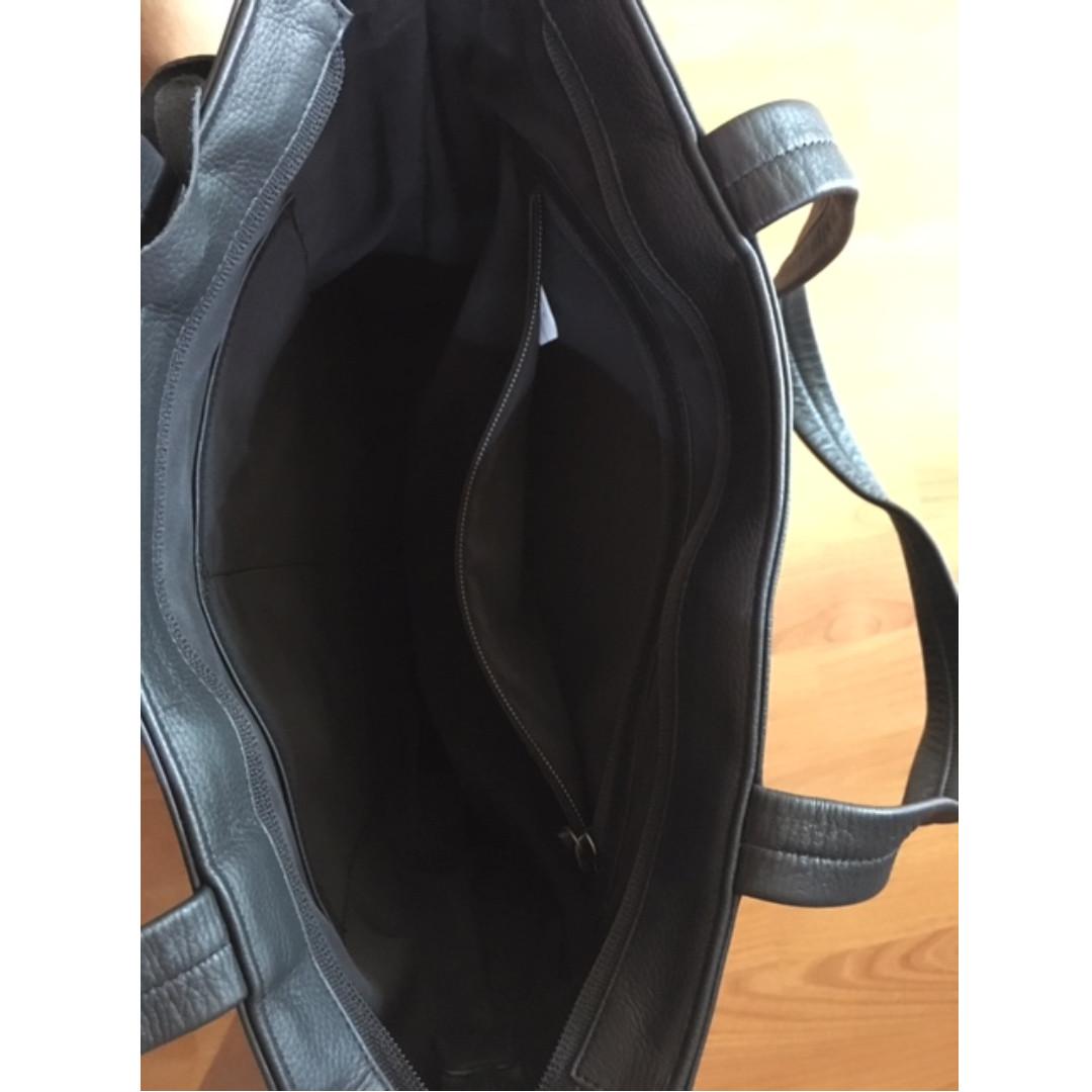 Moleskine Classic Leather Tote Bag (Black), Women's Fashion, Bags