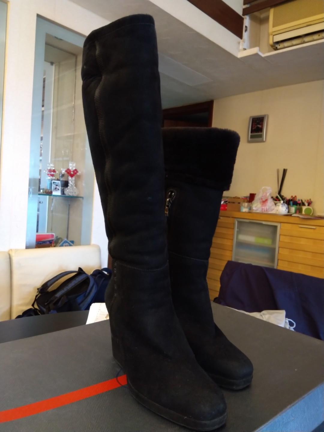 Prada boot （分類：靴）位於 Hong Kong。 由 karzo 提交（商品編號 210586186，圖片 2）。簡介： 36碼9cm高，全羊皮，新淨有小瑕疵，著過2次，格式者可小議，面交地方待定。