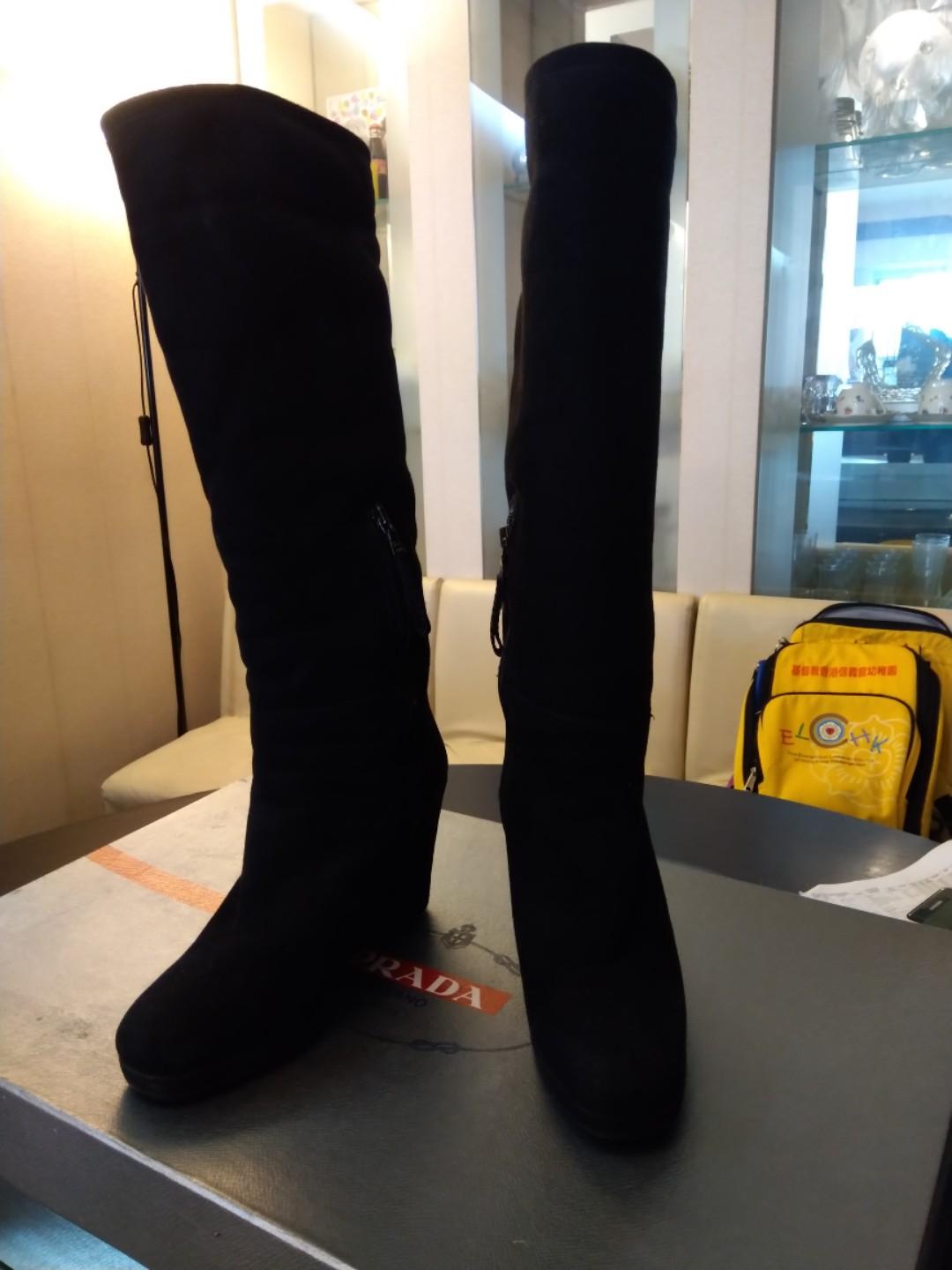 Prada boot （分類：靴）位於 Hong Kong。 由 karzo 提交（商品編號 210586186，圖片 1）。簡介： 36碼9cm高，全羊皮，新淨有小瑕疵，著過2次，格式者可小議，面交地方待定。