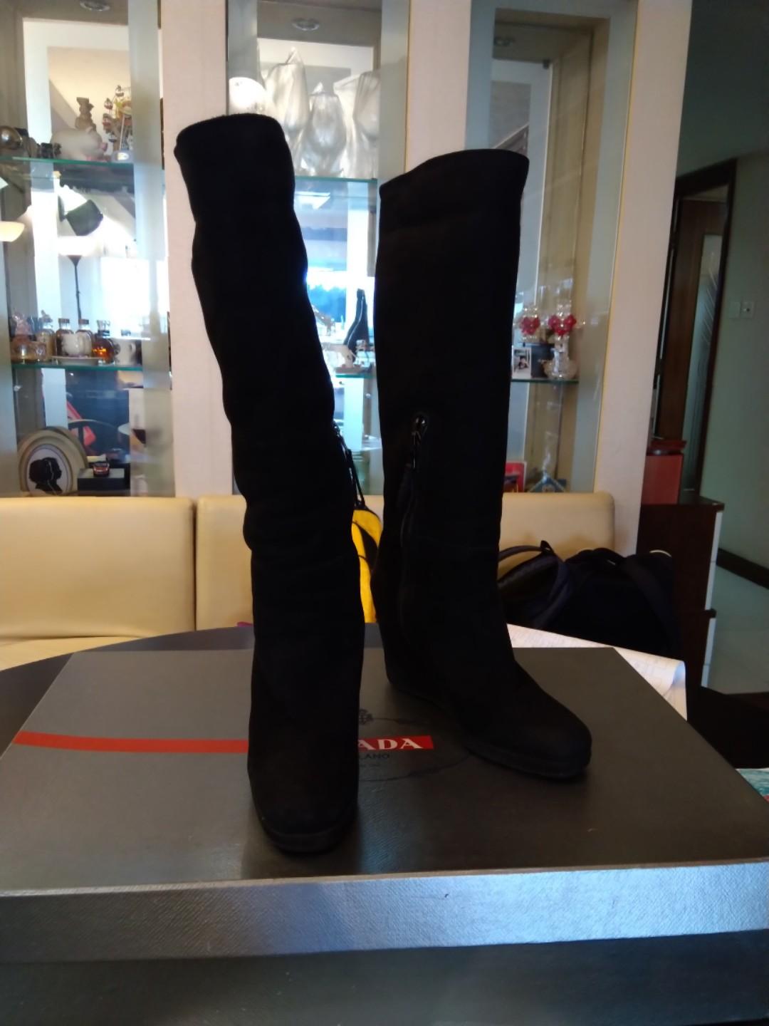 Prada boot （分類：靴）位於 Hong Kong。 由 karzo 提交（商品編號 210586186，圖片 3）。簡介： 36碼9cm高，全羊皮，新淨有小瑕疵，著過2次，格式者可小議，面交地方待定。