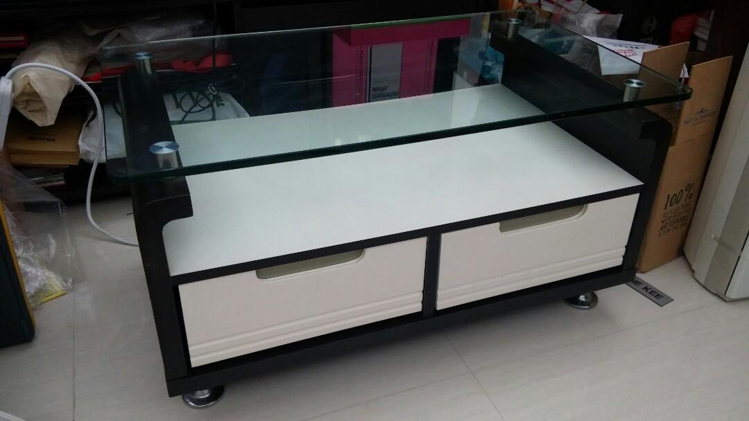 Coffee table （分類：桌子）位於 Hong Kong。 由 lcmkee 提交（商品編號 210753772，圖片 1）。簡介： Removal glass top Comes with matching tv console with integrated shelf and wardrobe. See other posts. Pick up location: Tai Kok Tsui。