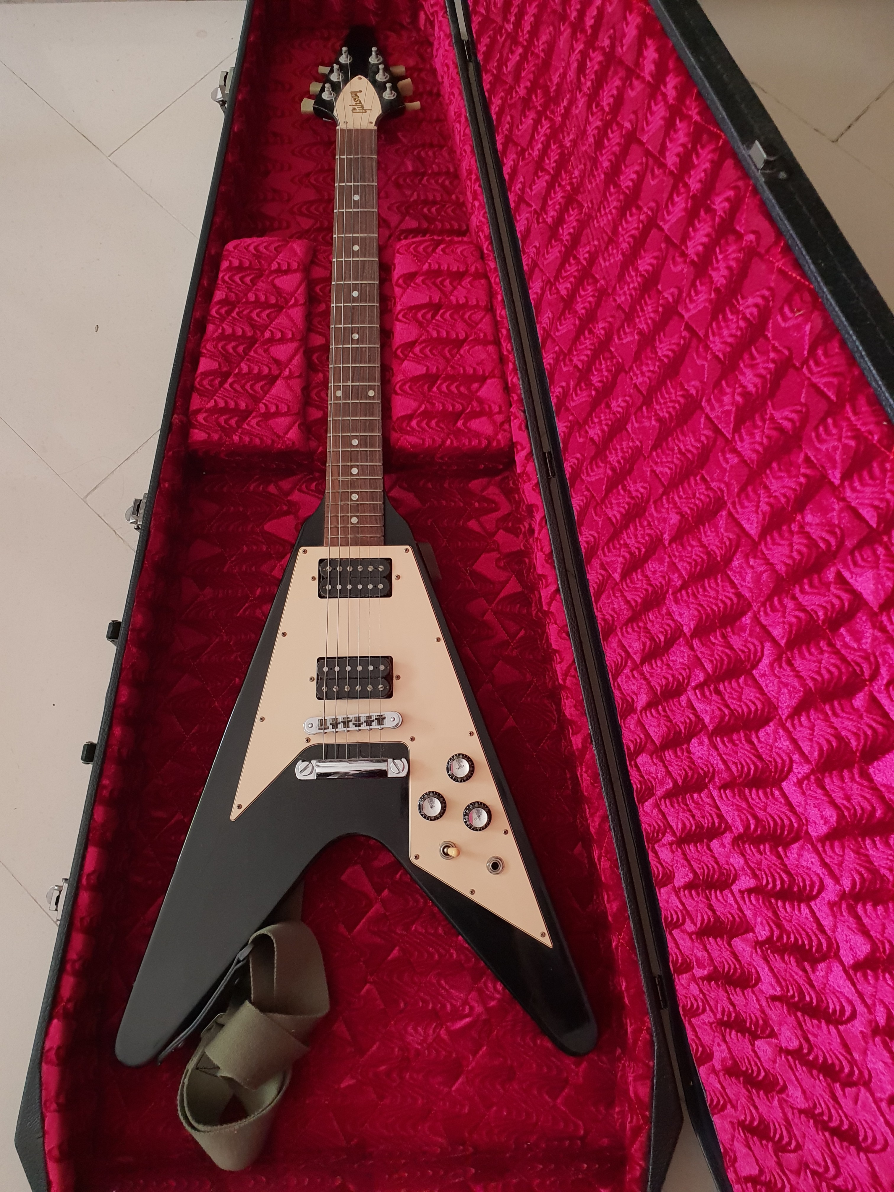 Coffin shaped store guitar case