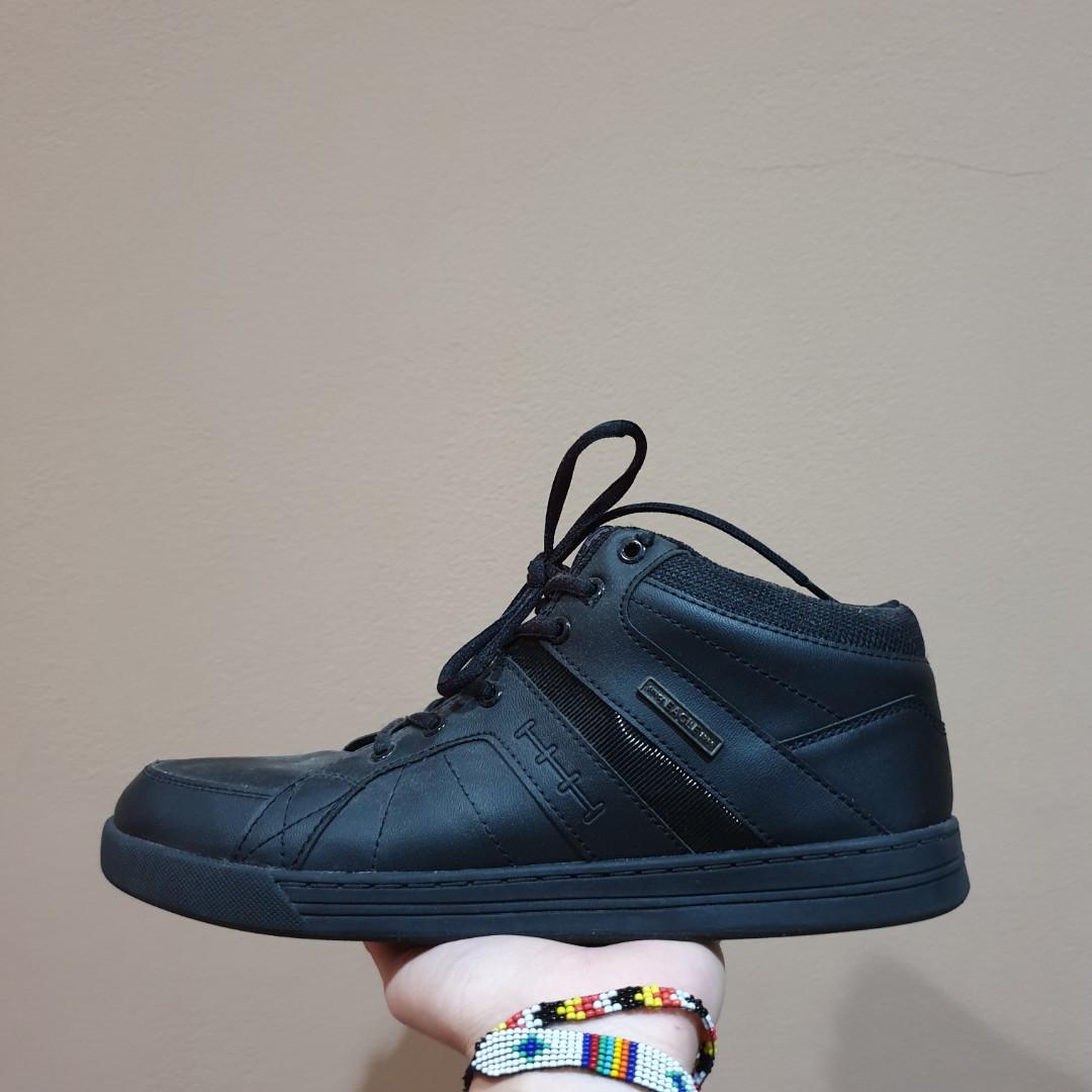 Sepatu Eagle Sekolah Hitam Bukan Adidas Nike Fesyen Pria Sepatu Sneakers Di Carousell