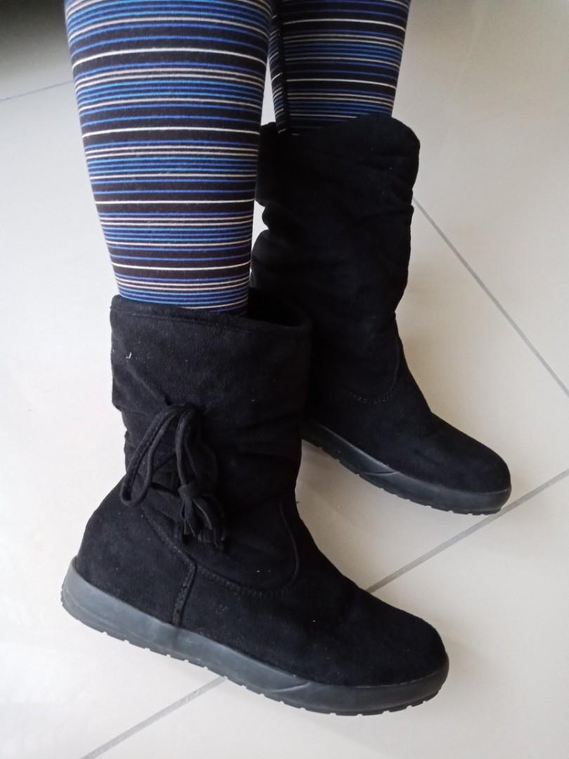 Short boot (Category: Boots) located in Petaling Jaya. Submitted by belleyen25 (Listing ID 210769821, Image 3). Description: Size M 25.5cm Fluff inner.