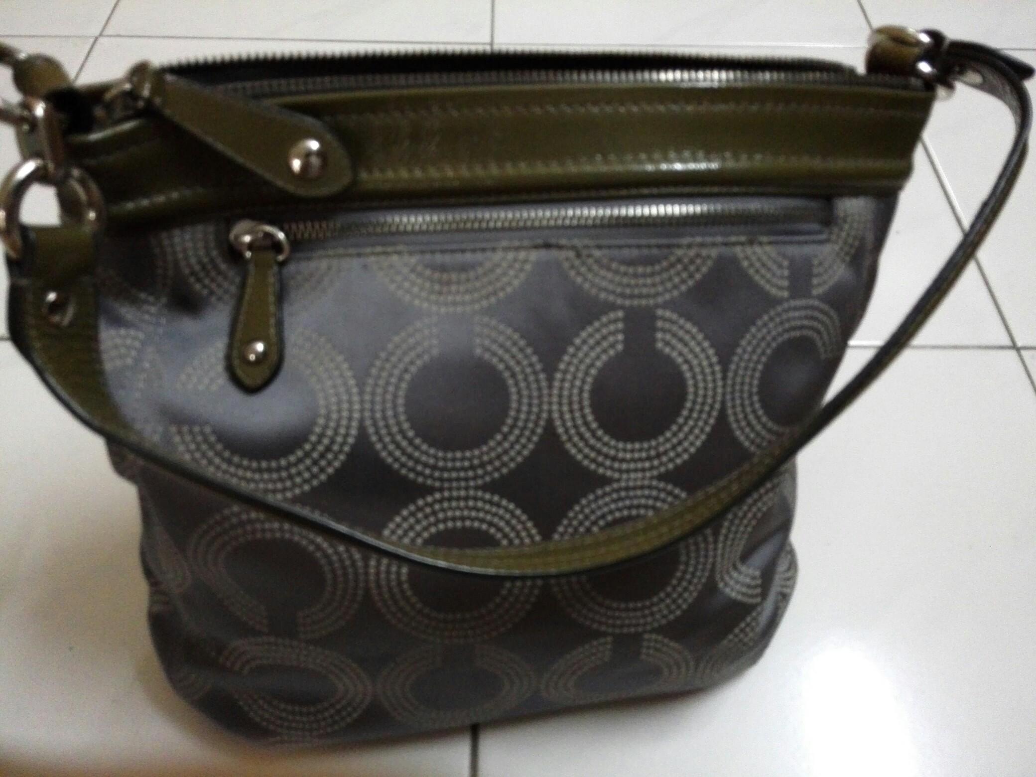 Authentic Coach (Category: Clutches) located in Kuala Lumpur. Submitted by hwchen10 (Listing ID 210916772, Image 2). Description: Authentic Coach Shoulder bag without long strap Used , condition 7.5/10 Minor stain mark inside lining Price reduced from RM180 >RM130 > now RM90 only!.