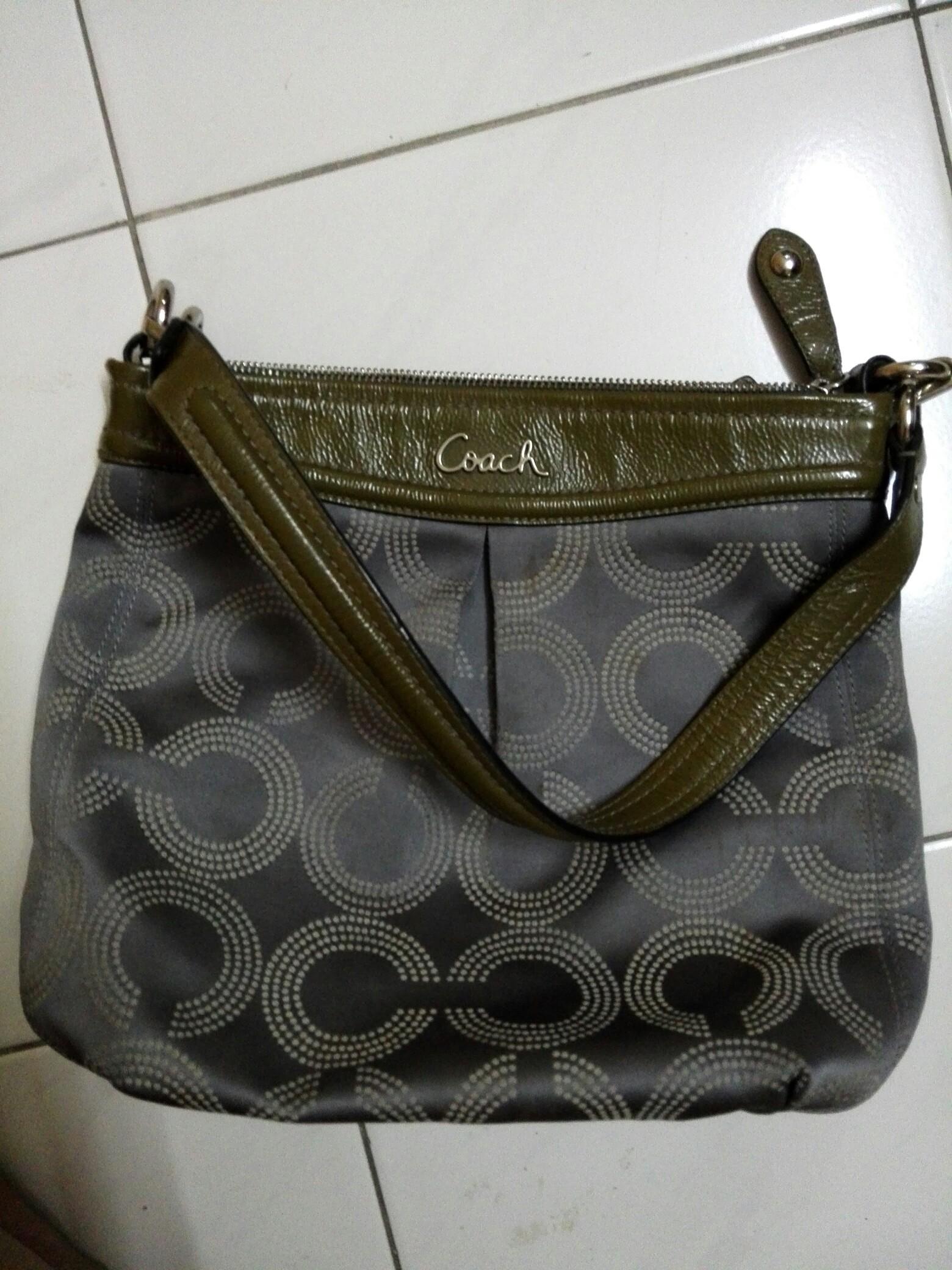 Authentic Coach (Category: Clutches) located in Kuala Lumpur. Submitted by hwchen10 (Listing ID 210916772, Image 3). Description: Authentic Coach Shoulder bag without long strap Used , condition 7.5/10 Minor stain mark inside lining Price reduced from RM180 >RM130 > now RM90 only!.