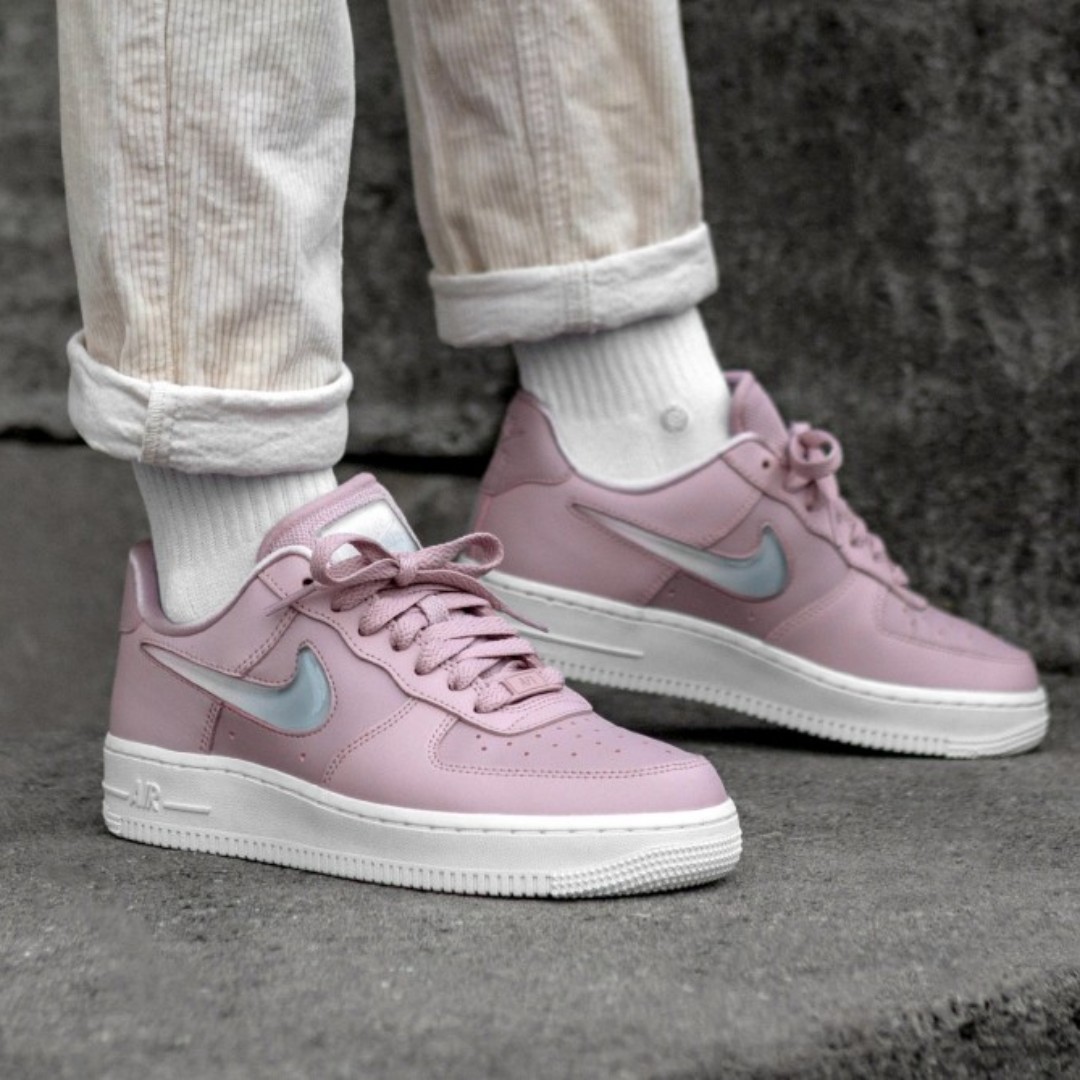 nike air force 1 07 se premium trainers in pink