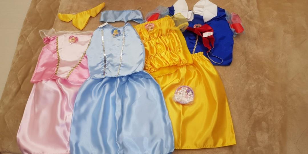 21 piece set  Disney Princess Royal  Dress Up Trunk Outfits with Accessories. 