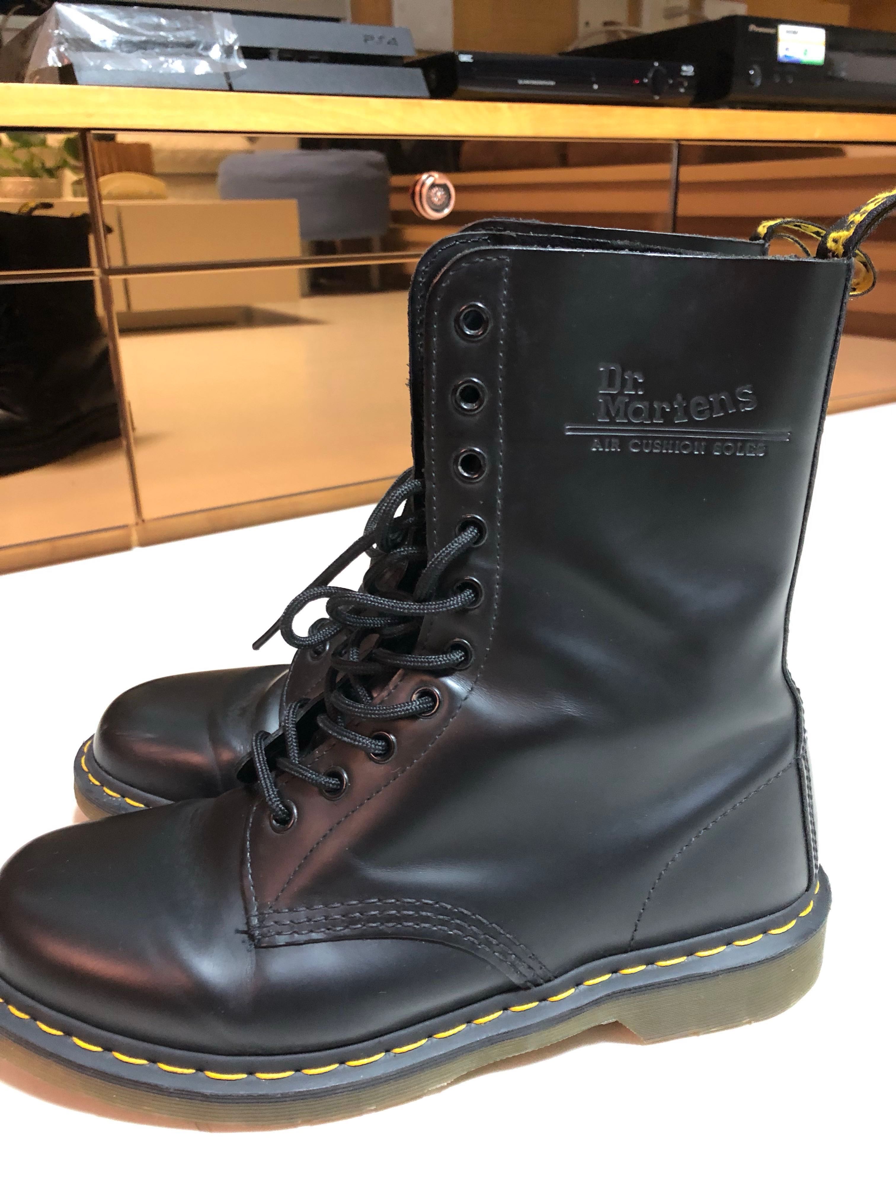 10 eye dr martens