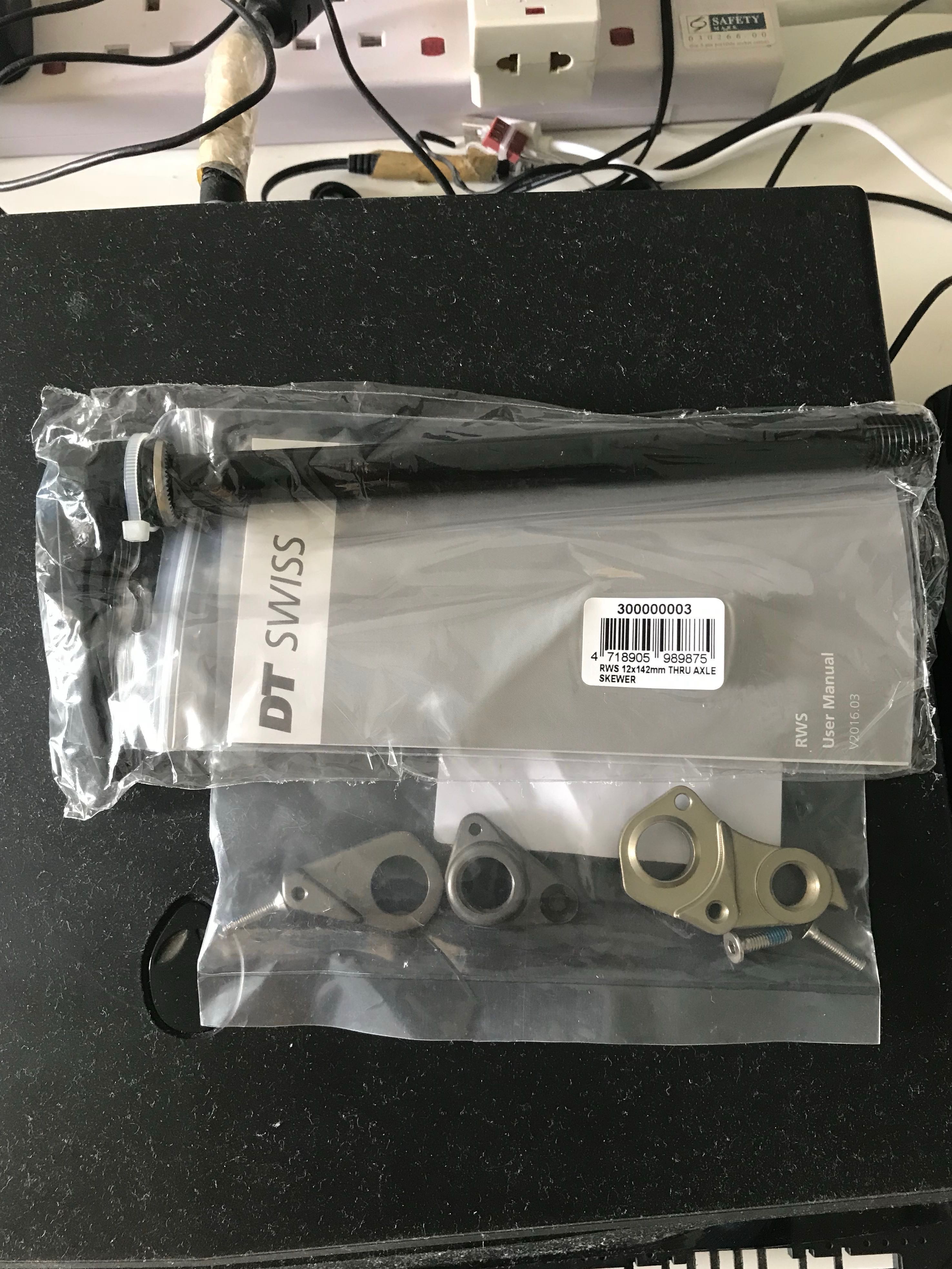 Giant 142x12 thru axle conversion kit, Sports Equipment, Bicycles