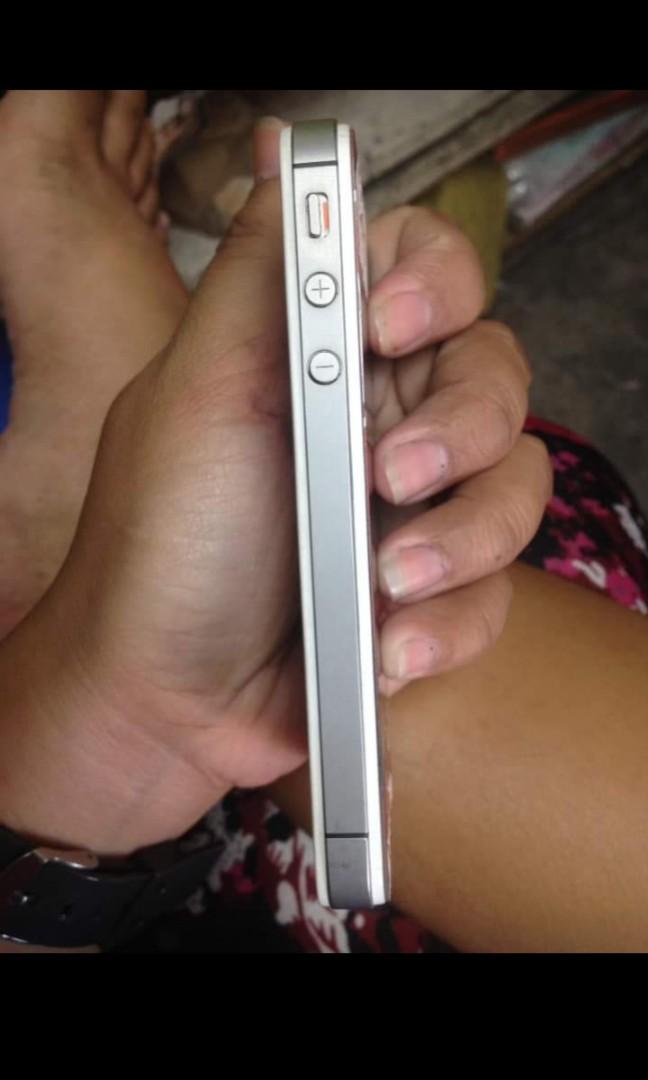 Iphone 4s 16gb white (Category: Others) located in Quezon City. Submitted by nehj_diah (Listing ID 211185850, Image 2). Description: For sale my iphone 4s 16gb white..with box and charger.. I have other cp so i cant used it anymore.. just text me for faster transactions 09568495595.