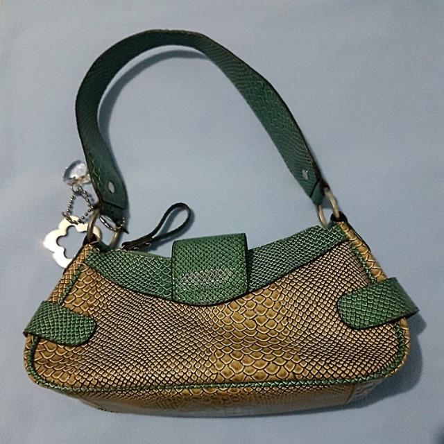 Guess Croc-Skin Bag (Category: Cross-body Bags) located in Paranaque City. Submitted by mamaalphaecho (Listing ID 211324492, Image 3). Description: FIXED PRICE = READ THE ENTIRE AD PRIOR TO INQUIRY. Click "READ MORE" = Used once then stored. EUC. Hardware just needs polishing. Color: Jade Multi Material: Faux croc skin Purchased in the US. This is a used item so please manage your expectations. Price is FIRM. Lowballers will not be entertained. P