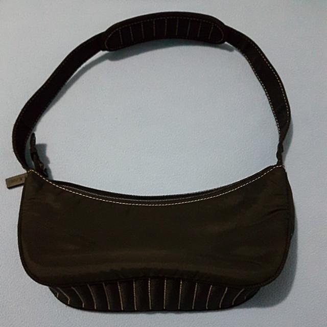 Ralph Lauren Polo Jeans Co. Bag (Category: Cross-body Bags) located in Paranaque City. Submitted by mamaalphaecho (Listing ID 211329140, Image 3). Description: FIXED PRICE = READ THE ENTIRE AD PRIOR TO INQUIRY. Click "READ MORE" = Used. No holes nor tears. Purchased in the US. This is a used item so please manage your expectations. Price is FIRM. Lowballers will not be entertained. Payment is thru bank deposit (BDO, Metrobank or BPI). No meet ups