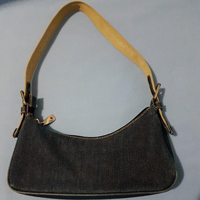 Tommy Hilfiger Denim Bag (Category: Cross-body Bags) located in Paranaque City. Submitted by mamaalphaecho (Listing ID 211320534, Image 3). Description: FIXED PRICE = READ THE ENTIRE AD PRIOR TO INQUIRY. Click "READ MORE" = Used. Needs cleaning. No holes nor tears. Purchased in the US. This is a used item so please manage your expectations. Price is FIRM. Lowballers will not be entertained. Payment is thru bank deposit (BDO, Metrobank or BPI). No