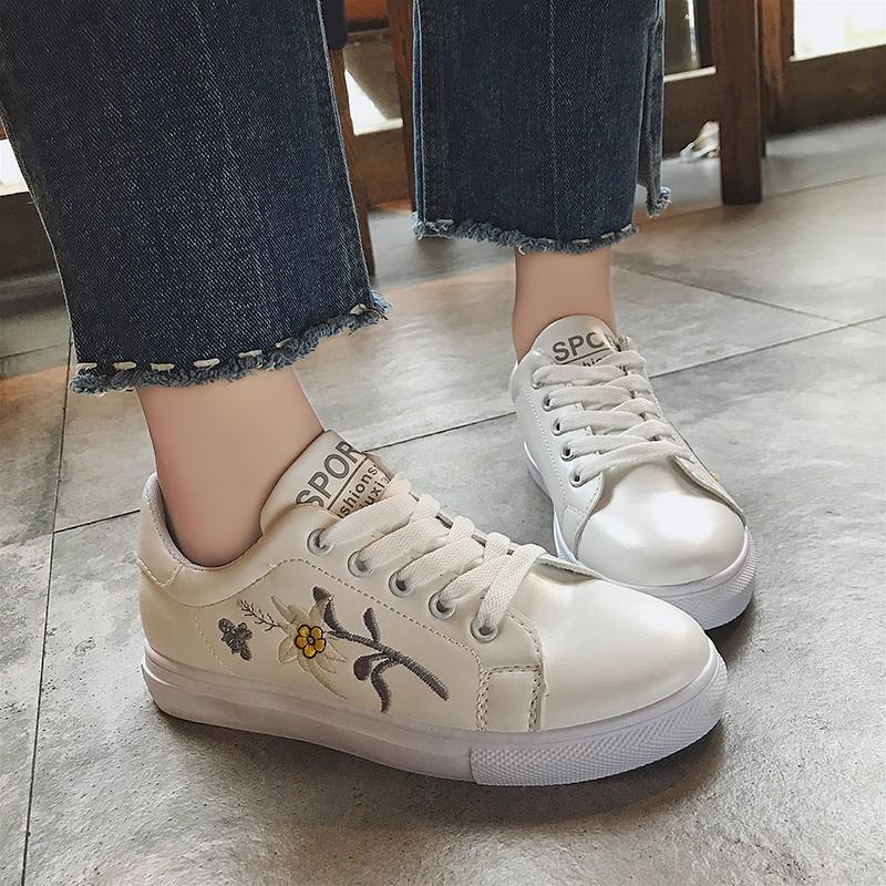 White sneakers with flower embroidery online