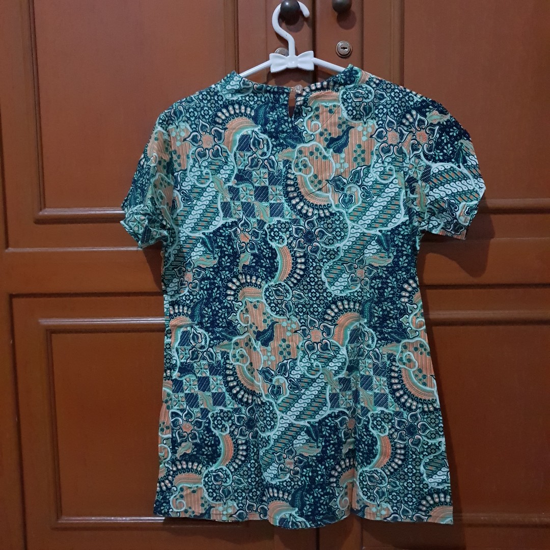 Batik Hijau, Fesyen Wanita, Pakaian Wanita, Atasan di Carousell