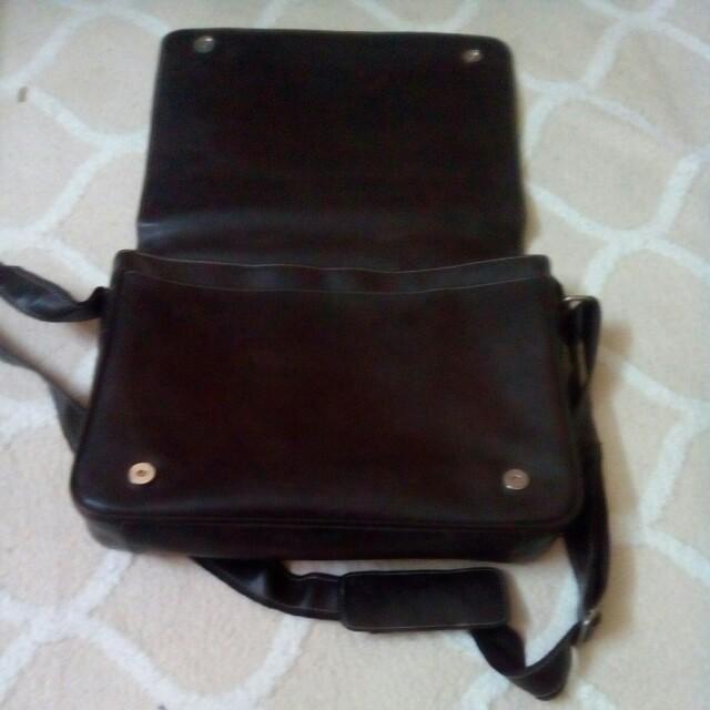 document bag (Category: Others) located in Kuala Lumpur. Submitted by pakdinnn__ (Listing ID 211648017, Image 1). Description: brand boss..seldom used...