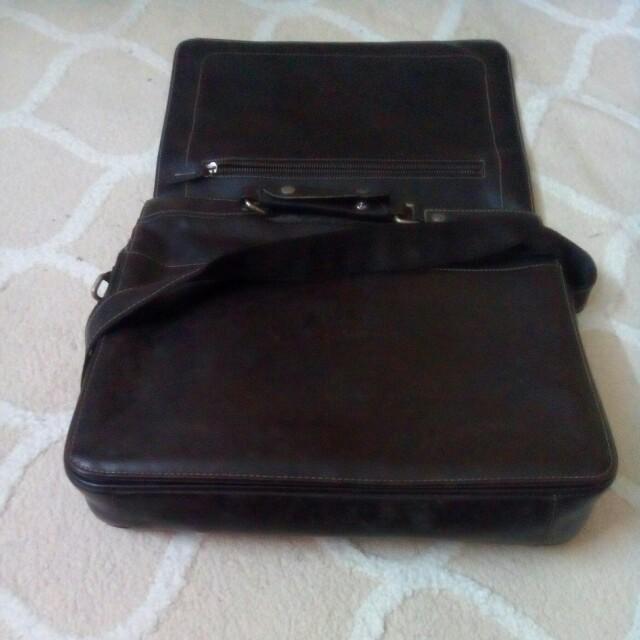 document bag (Category: Others) located in Kuala Lumpur. Submitted by pakdinnn__ (Listing ID 211648017, Image 2). Description: brand boss..seldom used...